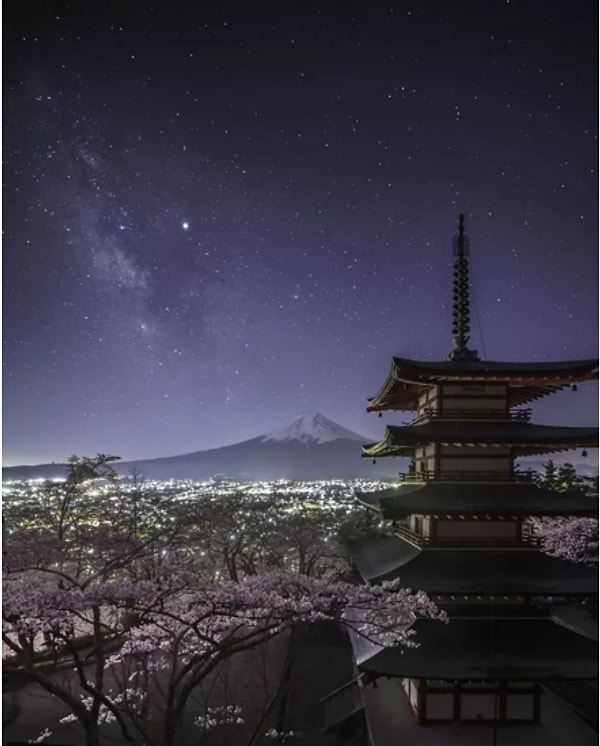 3. "Панорама Млечного пути в Пагода Чурейто". Автор: Юкихито Оно, категория: Города.