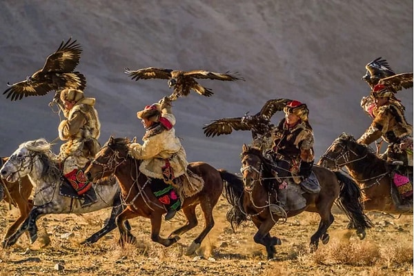 13. "Мы вместе ездим, мы вместе летаем". Автор: Тихомир Тричков, категория: Люди.