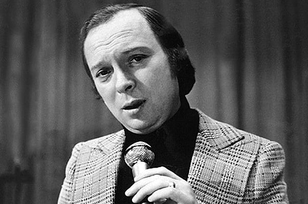 5. Как зовут этого советского певца?