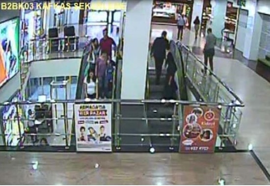 AVM'deki Tacizin Görüntüleri Ortaya Çıktı: 'Şikayetimden Vazgeçmem İçin Baskı Yapılıyor'