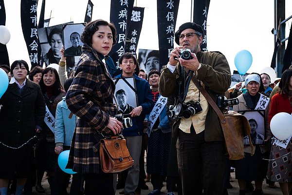 10. Johnny Depp’in, Japonya’daki kimyasal atık skandalını gün yüzüne çıkarmaya çalışan savaş fotoğrafçısı W. Eugene Smith’e hayat verdiği #Minamata’dan ilk görseller yayınlandı.