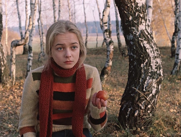 4. Про какое дерево не поется в песне "Александра" из фильма "Москва слезам не верит"?