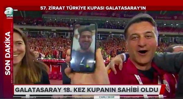 Galatasaraylı futbolcular, kupa sevincini yaşarken Emre Akbaba ile facetime görüntülü konuşma yapıp, şampiyonluğu ona armağan ettiler.