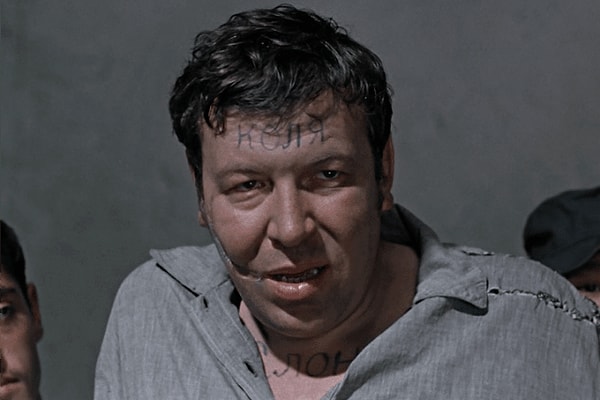 3. Как зовут актёра, который в картине "Джентльмены удачи" сыграл Николу Питерского.