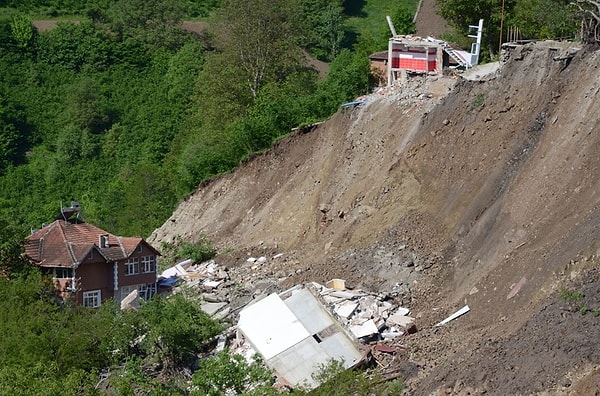 İlçeye bağlı Sağlık Mahallesi Yaylıcı mevkisinde, şubat ayında 29 evin boşaltıldığı heyelan bölgesindeki toprak kayması devam etti.