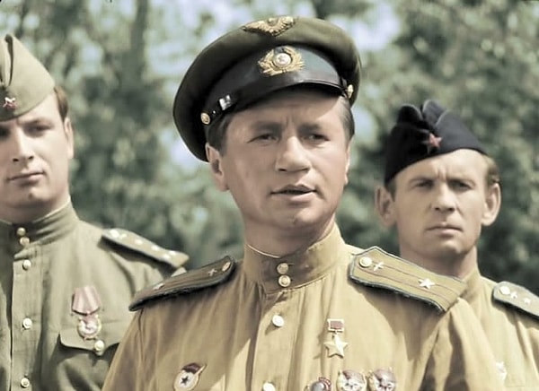 8. Кто сыграл командира дивизии Василия Васильевича в фильме "В бой идут одни «старики»"?