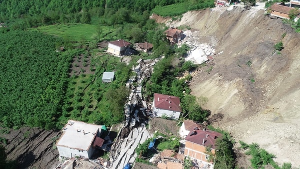 Diğer taraftan jandarma ekipleri, mahallenin giriş ve çıkışlarında önlem alarak, vatandaşların bölgeye girmesini yasakladı.