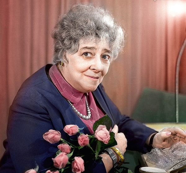 10. Выберите кадр из фильма "Девушка с гитарой" с Фаиной Раневской.