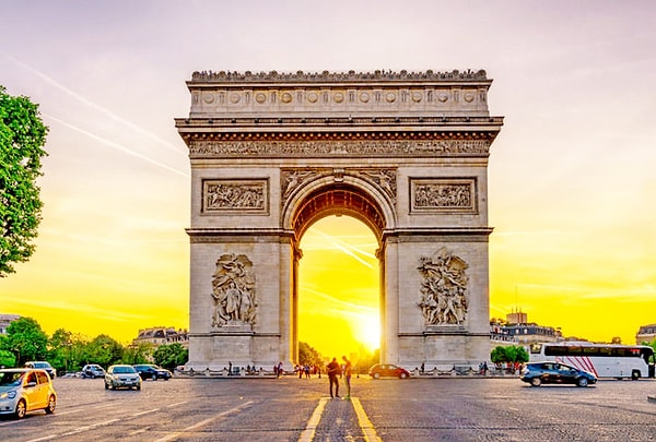 9. Между полосами движения транспорта есть участок, где пешеходы могут спокойно подождать.