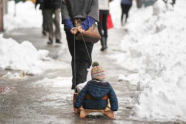 7. Мама может везти ребенка на санках при переходе дорог.