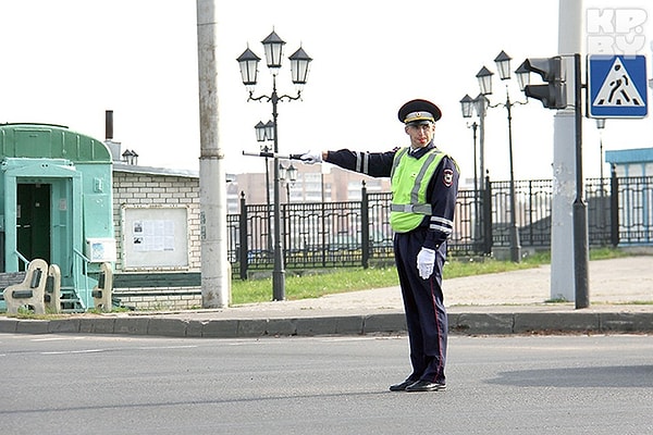 3. Если на перекрёстке есть и светофор, и регулировщик, то нужно слушаться регулировщика.