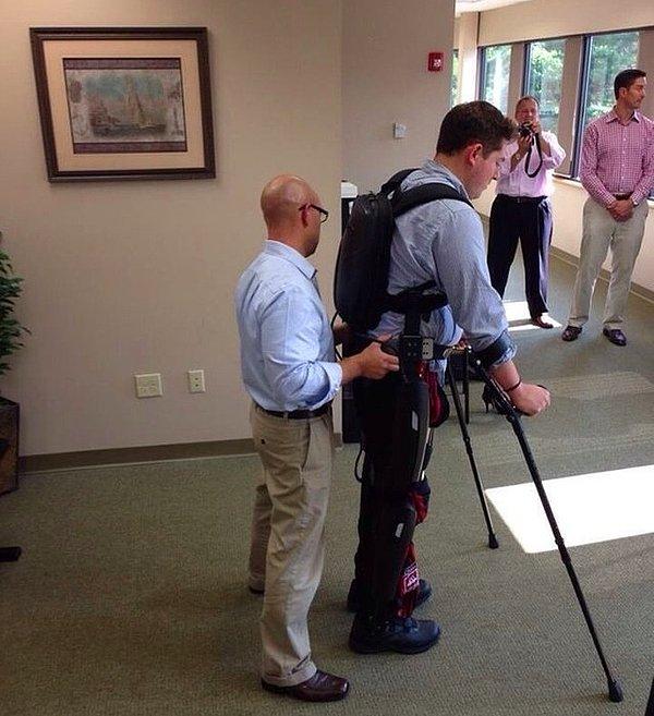 14. "Bir kaza yüzünden tekerlekli sandalyede geçirdiği 10 yılın ardından, arkadaşım tekrar yürüyebiliyor."