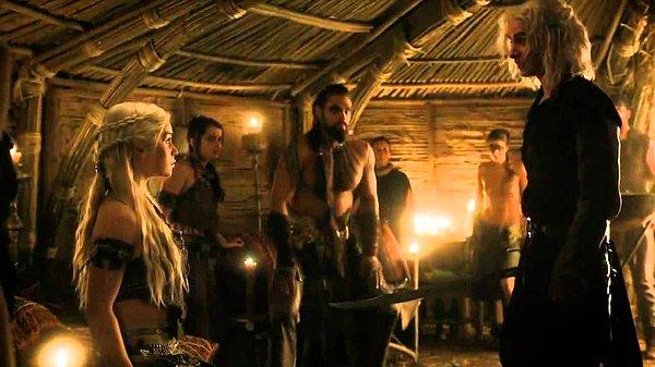 Daenerys'in Khal Drogo'yu kendisine aşık etmesinin ardından akıl oyunları ile onu doldurması ve abisinin hak ettiği cezayı alması için uğraşması da seyircilerden destek bulmuştu.