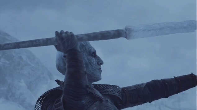 Tüm bu yakıp yıkmalar hiç bitmedi. Kraliçenin bir ejderhasını Night King öldürdü.