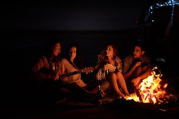 6. Bir gece yarısı arkadaşlarınla birlikte kumsalda ateş yakıp sohbetin keyfini çıkarmak.