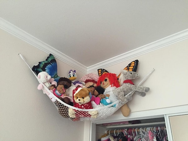 9. Сетчатый гамак для простого хранения игрушек вашего малыша. Не нужно устанавливать полки!