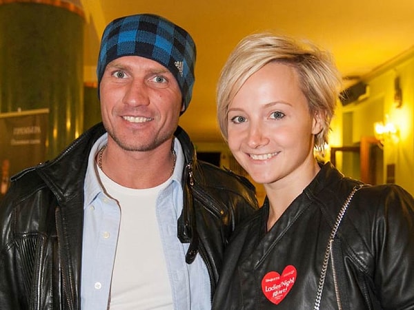 Но сказке пришел конец, и в начале 2014 года Оксана вернулась к Роману Костомарову. Расписалась воссоединившаяся пара несколько месяцев спустя.