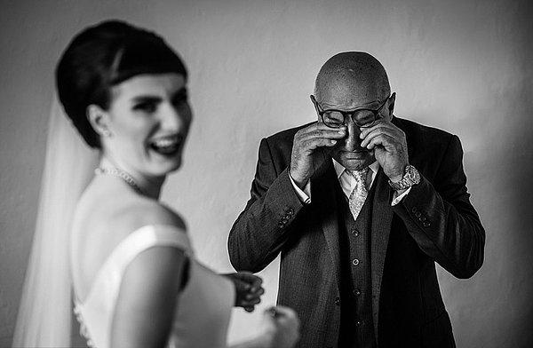 2. Kızını gelinlikle gördükten sonra gözyaşlarına hakim olamayan baba ve kızının bu inanılmaz fotoğrafı ile Düğün Kategorisindeki birinciliği Steve Grogan aldı.
