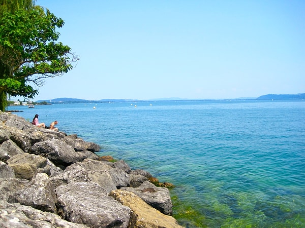 13. В какой стране расположено Невшательское озеро?