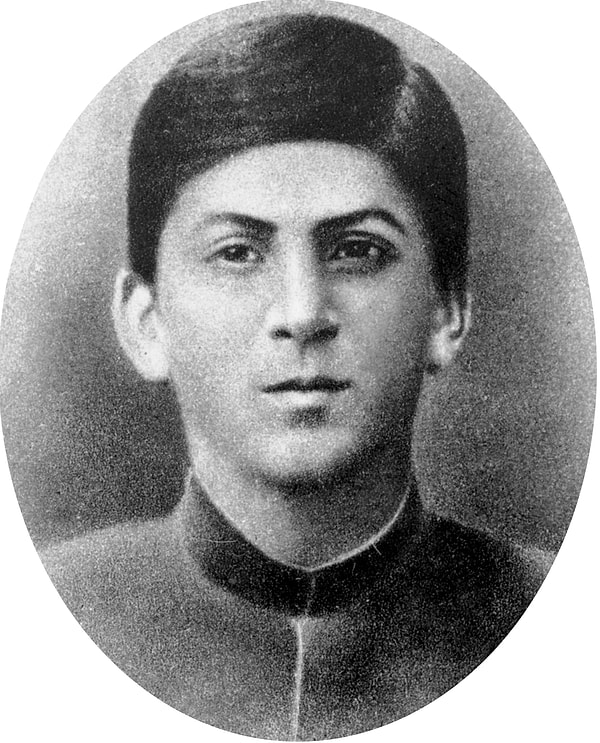 2. А официальный год рождения Сталина, согласно официальной версии?