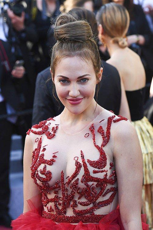 Meryem Uzerli'nin Cannes Film Festivali'nde Giydiği Derin Yırtmaçlı Elbisesinde Arapça Harfler Olduğu İddia Edildi, Ortalık Karıştı!