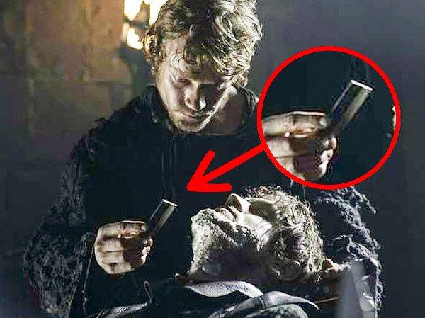 4. Theon Greyjoy’un kesilmiş küçük parmağı bir sonraki sahnede tekrar büyüyebiliyor.