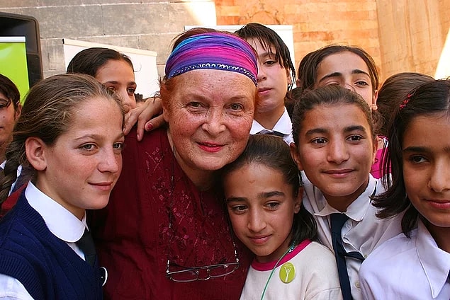 Kurucularından olduğu Çağdaş Yaşamı Destekleme Derneği ile birçok kardelene yol gösterici, destekleyici ve moral verici bir rol model olmuştu.