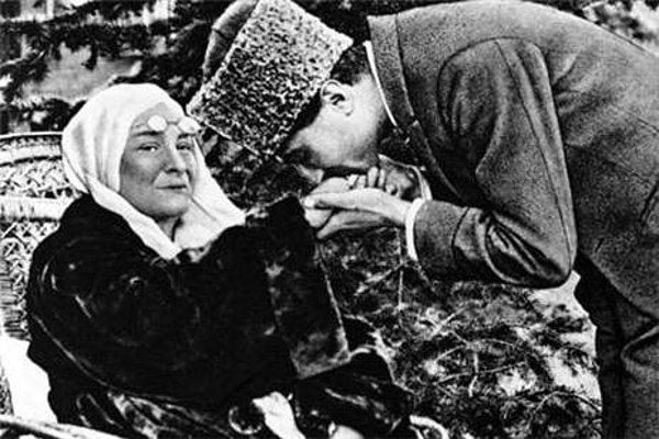 Mustafa Kemal odaya girdi, annesinin elini öptü. Bağdaş kurup sofraya oturdu. Lokmalar boğazından geçmiyordu. İlk kez annesine içini döküyordu: