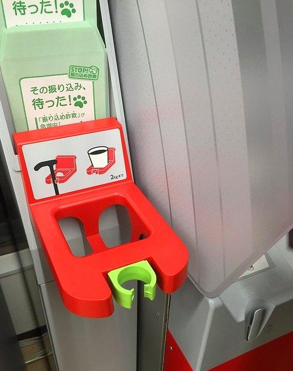 20. Japonlar, vatandaşlarını gerçekten önemsiyor. İşte bunun bir örneği olarak, ATM'lerde yaşlı insanlara bastonlarını koymaları için bir yer...