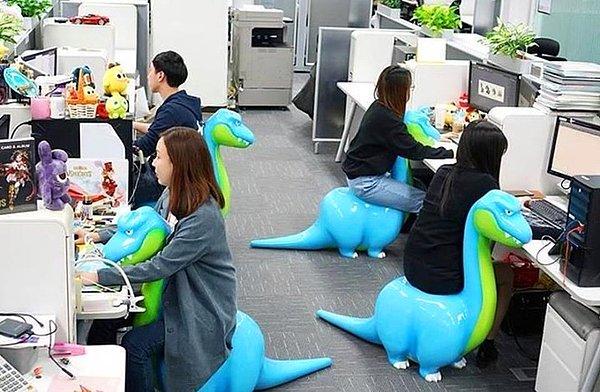 13. Aynı zamanda, ofislerindeki bilgisayar sandalyeleri dinozor şeklinde tasarlanmış.