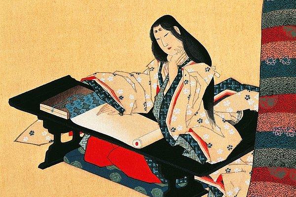 Shikibu Genji'nin Hikâyesi'ni, 1010 yılı civarında Japon sarayındaki nedimelerden biriyken tamamladı. Japon sarayının akademik dili Çinceydi ve saraydaki kadınlar tarafından gündelik kayıtlar tutmakta kullanılan Japonca ciddiye alınmıyordu.