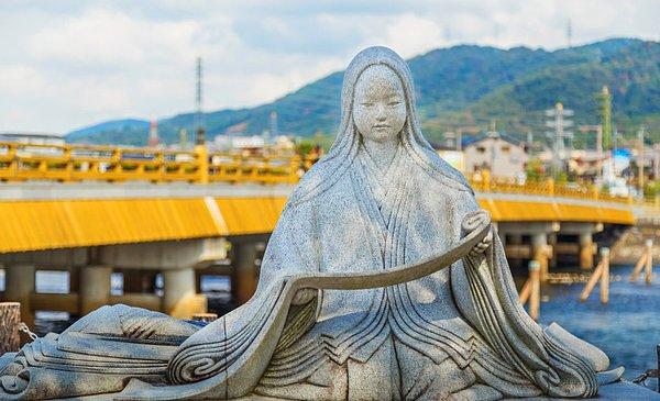 Roman dönemin başkenti olan Kyoto’da, bugünkü adıyla Ishiyama-dera Temple tapınağının etrafında geçiyor. Bugün Uji Higashiuchi bölgesinde Murasaki Shikibunun heykeli bulunmakta.