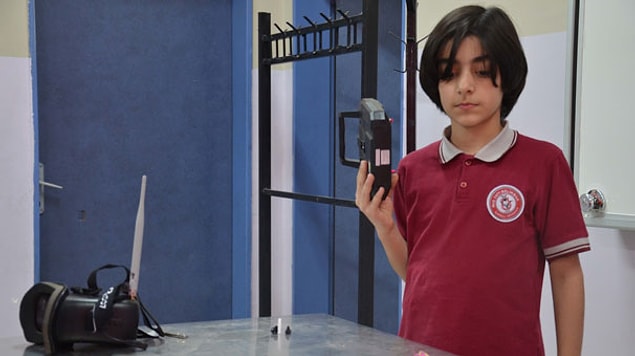 10. 13 yaşındaki Mert Delibalta, terörün bölgeye verdiği zarardan etkilenerek, toprağa gömülü patlayıcıların yerini bulabilen casus bir drone geliştirmişti...
