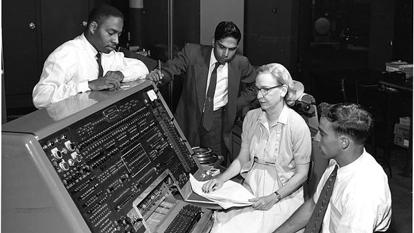 7. Вся сильная половина склонила головы перед женщиной, которой принадлежит это изобретение в области высоких технологий