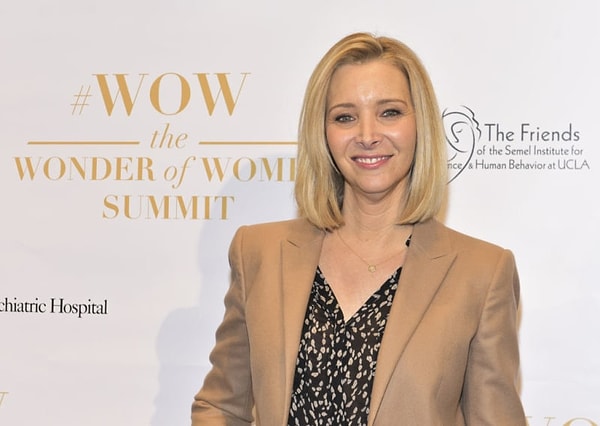 4. Лиза Кудроу опубликовала статью по психологии о взаимосвязи ведущей руки и головных болей.