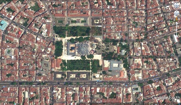 Şimdi gelelim son dönemdeki restorasyon facialarına... Tam yeşilin göbeğinde yer alan Fatih Camii, restorasyon sürecindeydi.