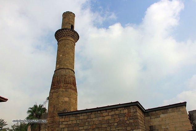 Son dönemdeki restorasyon facialarından biri de Antalya'da bulunan Kesik Minare'nin başına gelenlerdi...