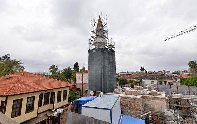 Tarihi, 100 yıldan fazla bir süreye dayanan bu minare, bulunduğu yere adını veriyordu ve ne yazık ki restore sürecinde olan yapılardan biriydi.