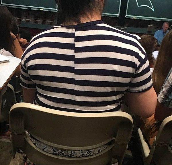 1. Ders ne kadar ilginç olursa olsun, yalnızca önünüzde oturan kadının tişörtündeki siyah beyaz desenlerin eşleşmediğini anladığınızda her şey son bulur.