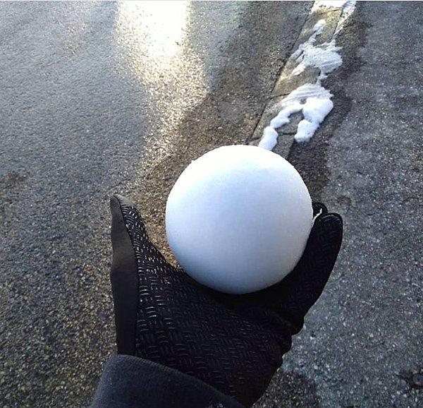 6. Mükemmel bir şekilde yuvarlak olan kar topu: