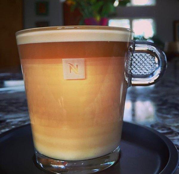11. Bir bardak lattenin mükemmel renk değişimi...