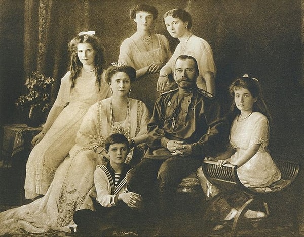 3. Последний русский император Николай II c семьей.