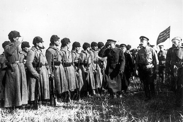 4. Адмирал Колчак перед строем солдат. 1919 год.