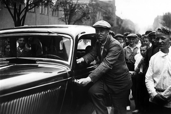 11. Алексей Стаханов с подарком от Сталина. 1936 г.