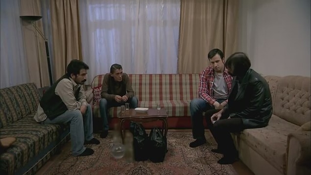 7. Behzat Amirim'in o kasvetli ve en az kendi gibi düşünceli evi, Ankara Gazi Mahallesi'nde bulunuyordu. Fakat maalesef o da Amirim gibi yıkıldı, gitti.