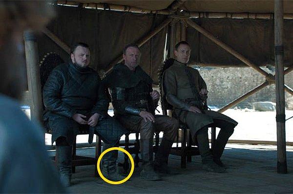 Bölümü tekrar dikkatli bir şekilde incelediğiniz zaman, Sam'in sol ayağının arka tarafında görebilirsiniz şişeyi.