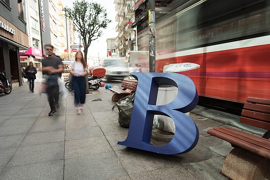 Bu Harfler Nereden Çıktı? Ankara ve İstanbul'un En Kalabalık Yerlerinde Görülen Devasa Harfler Şaşkınlık Yarattı!
