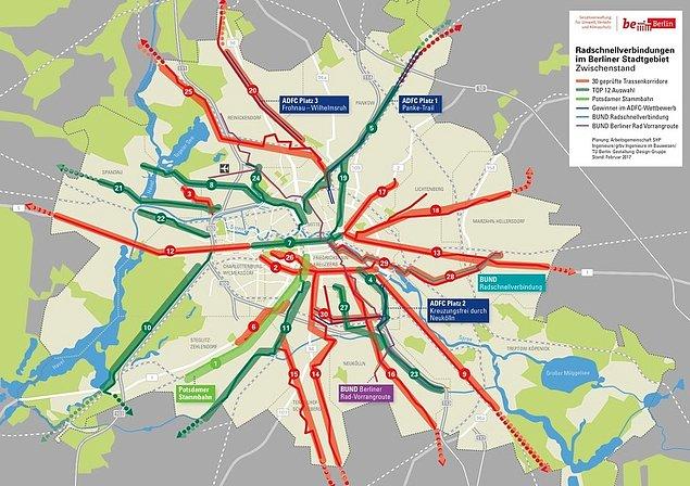 9. Berlin, araba yollarının bir parçası olmayan bir bisiklet yolu inşa ediyor.