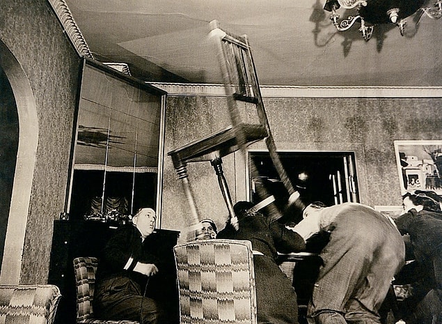 Bu ruh çıkarma seansı fotoğrafı 1940'lı yıllarda Danimarkalı fotoğraf sanatçısı Sven Türck'ün evinde kurgulandı ve çekildi.