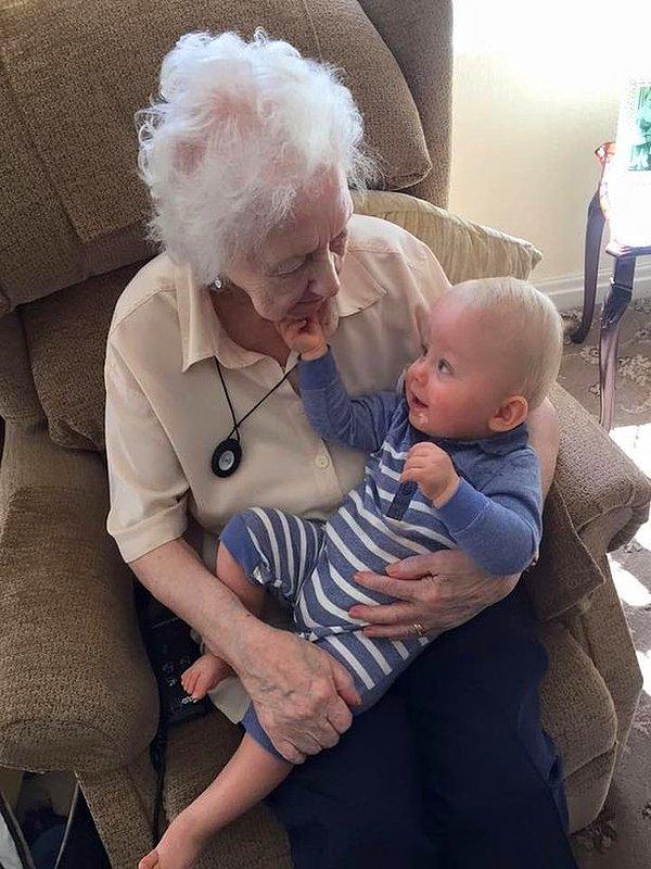 29 yaşındaki anne Kerri Waterworth, oğlunun odasındaki kameraya baktığında 90 yaşındaki büyük büyük annesinin, çocuğun sırtını sıvazlayarak sakinleştirdiğini gördü.